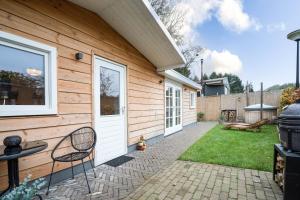 WeiteveenにあるLuxe Hottub Huisje Bij het Veen op de rand van het Bargerveen Drentheの裏庭(バーベキュー設備付)
