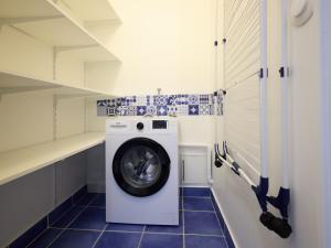 a laundry room with a washing machine in it at La Terrasse du Bonheur in Le Mans