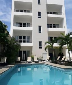 ein Gebäude mit einem Swimmingpool vor einem Gebäude in der Unterkunft Departamento Hanna #7 Bucerias in Bucerías