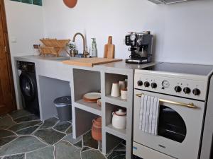 Kuchyň nebo kuchyňský kout v ubytování Madilida Sifnos Apartment