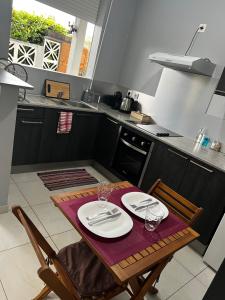 Kuchyň nebo kuchyňský kout v ubytování L'orchidée de kinabalu