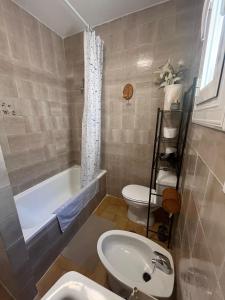 Φωτογραφία από το άλμπουμ του Bright 2-Bedroom Holiday Home with Pool Access in Torrevieja στην Τορεβιέχα +30 φωτογραφίες