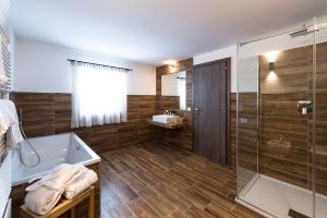 A bathroom at Hotel Pordoi Passo Pordoi Vegetarian Hotel