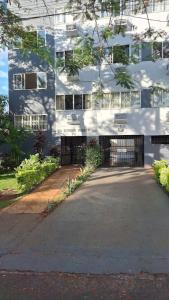 a building with a parking lot in front of it at Studio confortável e bem localizado in Foz do Iguaçu