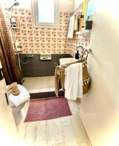 Ένα μπάνιο στο TRAVELLERS LEMONIAS APARTMENT Agios GORDIOS +57 φωτογραφίες