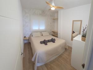 ein Schlafzimmer mit einem Bett und einem Deckenventilator in der Unterkunft Vista Mar Apartamento Playa Farnals in Playa Pobla de Farnals + 19 Fotos