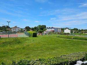 Tenis a/nebo squash v ubytování Appartement 2 chambres nebo okolí