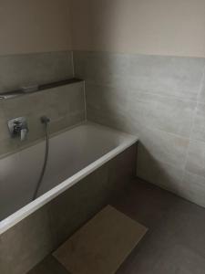 a bathroom with a bath tub with a sink at 2 Zimmer Ferienwohnung-Neubau zu vermieten in Memmingen