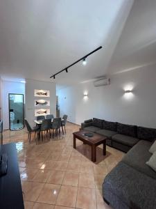 un soggiorno con un divano e un tavolo di Private House Velipoj a Velipojë