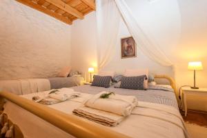 GrižaneにあるVilla Toscana - Charming stone Villa with private pool & gardenのタオルが敷かれたベッドが2つある寝室 +38枚の写真