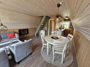 a dining room and living room in a tiny house at Fjellhytte i Valdres, rett ved nasjonalpark og turstier in Robøle +19 photos