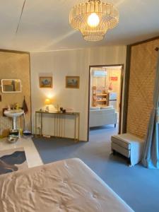 une chambre avec un lit, une table et un miroir dans l'établissement Alisa Villa, Ubon Cottage, à Ban Pla Duk