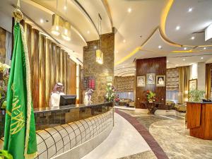 um átrio de um hotel com recepção em Elaf Kinda Hotel em Meca