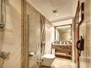 Kylpyhuone majoituspaikassa Elaf Kinda Hotel