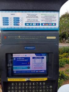 un parquímetro con un cartel encima en Studio calme proximité plage, en Saint-Laurent-du-Var