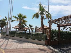 un resort con palmeras en la playa en Studio calme proximité plage, en Saint-Laurent-du-Var