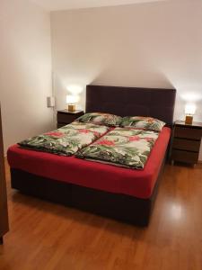 a bed in a bedroom with two night stands and two lamps at Villa-Panorama in Drage