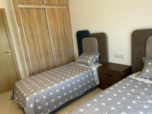 Postel nebo postele na pokoji v ubytování Rmilat Garden N8 vue sur la piscine + 10 fotografií