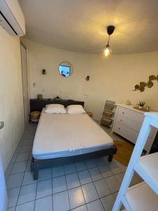 Ένα ή περισσότερα κρεβάτια σε δωμάτιο στο MAS Chalet 6 7persClimPiscineJardin MER