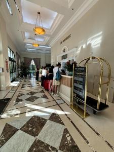 a lobby with people waiting at a counter at Flat Hotel Pamplona Jardins Univer com garagem 2402 in São Paulo +55 photos