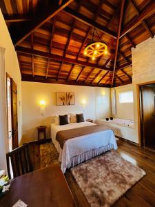 a bedroom with a bed and a table in a room at Refugio Victoria in Monte Verde