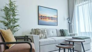 阿布扎比Perfect 4bd Villa With Jacuzzi的客厅配有白色沙发和2张桌子