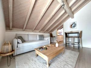 BureAu doux repos的客厅里有一张沙发和一张咖啡桌。