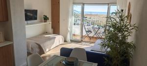 ein Zimmer mit einem Bett und Blick auf einen Balkon in der Unterkunft Vista Mar Apartamento Playa Farnals in Playa Pobla de Farnals