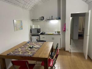 a kitchen and dining room with a table and chairs at Hospedaje Soberanía 573 in Trelew