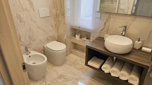 Et badeværelse på Garda Moments Apartment + 35 billeder