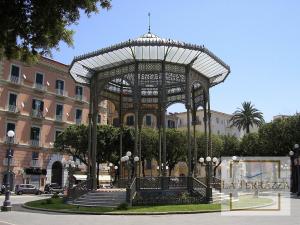 a large metal structure in front of a building at La Terrazza in Castellammare di Stabia