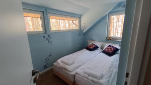 a bedroom with a bed with two pillows on it at Ocypello in Ocypel