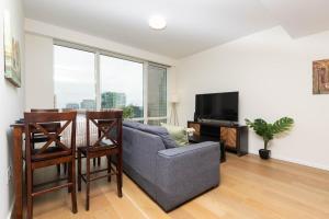 TV o dispositivi per l'intrattenimento presso Snug 3BR HighRise with Pool, Spa & Rooftop Views