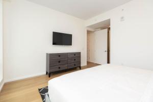 TV o dispositivi per l'intrattenimento presso Snug 3BR HighRise with Pool, Spa & Rooftop Views