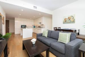 Cucina o angolo cottura di Snug 3BR HighRise with Pool, Spa & Rooftop Views