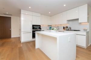 Cucina o angolo cottura di Snug 3BR HighRise with Pool, Spa & Rooftop Views