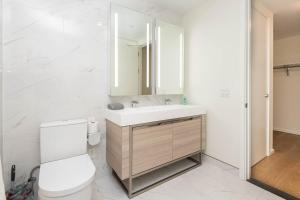 Bagno di Snug 3BR HighRise with Pool, Spa & Rooftop Views