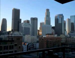 Vista generica su Los Angeles o vista sulla città dall'interno dell'appartamento