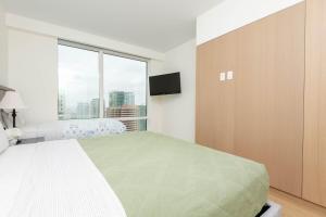 Letto o letti in una camera di Snug 3BR HighRise with Pool, Spa & Rooftop Views