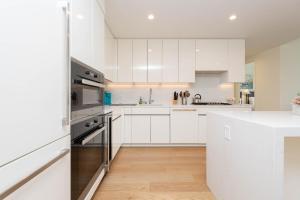 Cucina o angolo cottura di Snug 3BR HighRise with Pool, Spa & Rooftop Views