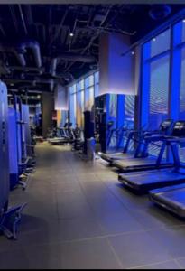 Palestra o centro fitness di Snug 3BR HighRise with Pool, Spa & Rooftop Views
