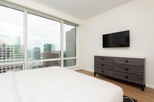 TV o dispositivi per l'intrattenimento presso Snug 3BR HighRise with Pool, Spa & Rooftop Views