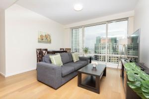 TV o dispositivi per l'intrattenimento presso Snug 3BR HighRise with Pool, Spa & Rooftop Views