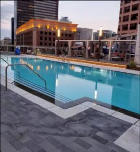 Piscina di Snug 3BR HighRise with Pool, Spa & Rooftop Views o nelle vicinanze