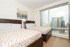 Letto o letti in una camera di Snug 3BR HighRise with Pool, Spa & Rooftop Views
