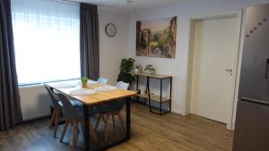 Una cocina y un comedor con mesa y sillas. en Casa Gruia, en Ocna Sibiului 8 fotos más