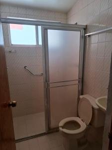 Koupelna v ubytování Confortables habitaciones en zona residencial de Vista Bella, Morelia Michoacan