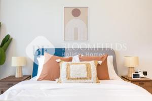 Posteľ alebo postele v izbe v ubytovaní Bloomfields Spacious Stu Al Maryah