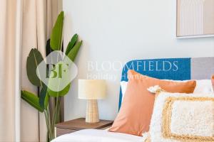 Posteľ alebo postele v izbe v ubytovaní Bloomfields Spacious Stu Al Maryah
