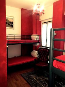 Habitación con 2 literas y 1 silla en Atmos Luxe Navigli en Milán